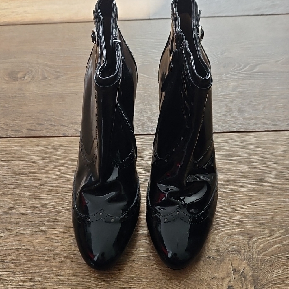 Cole Haan Black Patent Leather Ankle Boots Size 8B Toe Details